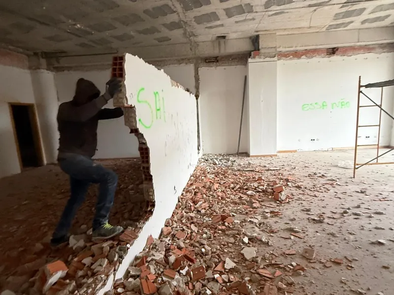 Demolição de paredes interiores pela FORMA na remodelação comercial de Barcarena